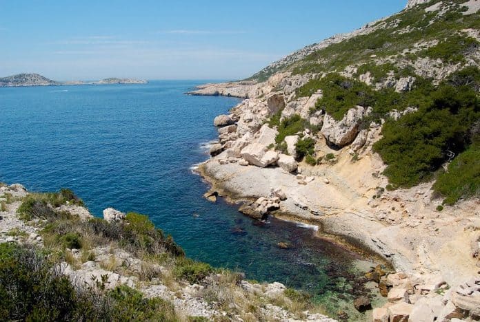 calanque-queyron-pierre-tombee