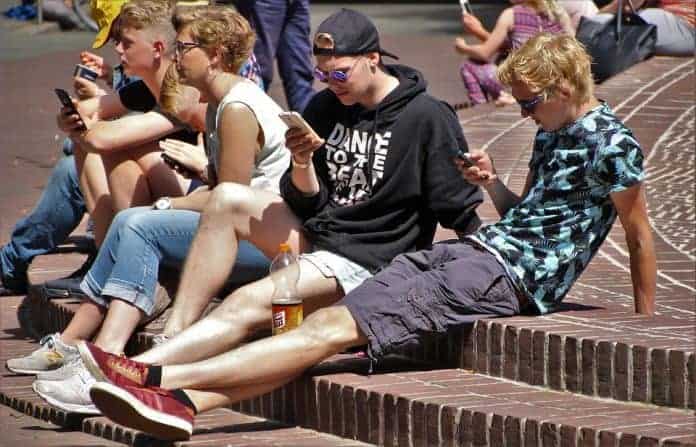 media-internet-smartphone-depasse-tele