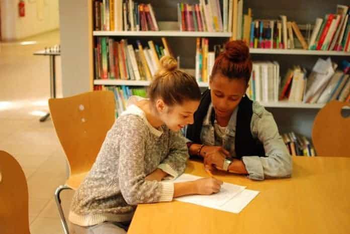 jeune-tuteur-ecole-deuxieme-chance