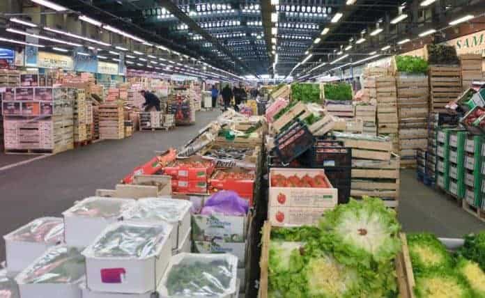 Secteur des fuits et legumes du marche international de Rungis, France