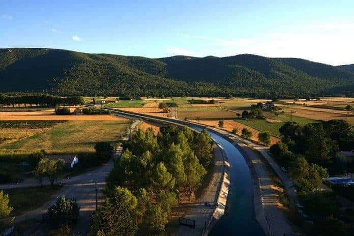 Le canal devant la station de pompage, Canal de Provence, Signes, Var (83) France