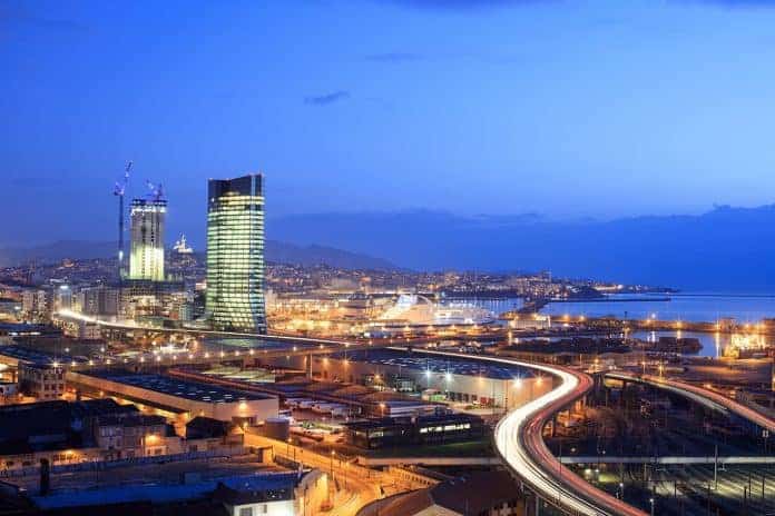 France, Bouches du Rhone (13), Marseille, 2e arrondissement, Zone Euromediterranee, Grand Port Maritime, quartier Arenc, autoroute du littoral A55, la tour CMA CGM, architecte Zaha Hadid et la tour La Marseillaise, architecte Jean Nouvel en arriere plan