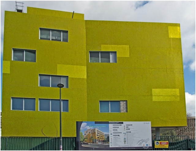 Médecine, Un bâtiment flashy marque l&rsquo;entrée de la fac de Médecine sur Sakakini, Made in Marseille