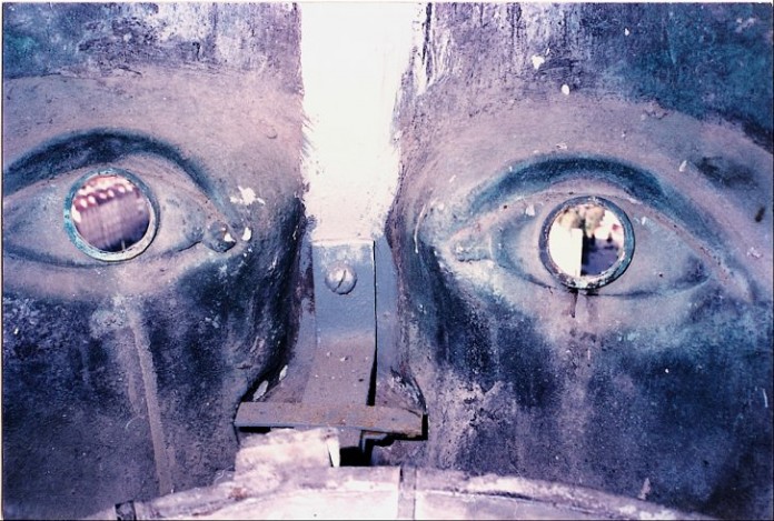 tete-oeil-statue-vierge-garde