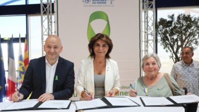 Cédric Émile, vice-président de la fondation Greffe de vie, Martine Vassal, présidente du conseil départemental et Maryse Blangéro fondatrice de l'association Espoir 13 ont signé la charte pour faire des Bouches-du-Rhône le premier département ambassadeur du don d'organes. Crédit : DépartementBDR