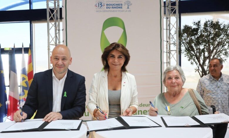 Cédric Émile, vice-président de la fondation Greffe de vie, Martine Vassal, présidente du conseil départemental et Maryse Blangéro fondatrice de l'association Espoir 13 ont signé la charte pour faire des Bouches-du-Rhône le premier département ambassadeur du don d'organes. Crédit : DépartementBDR