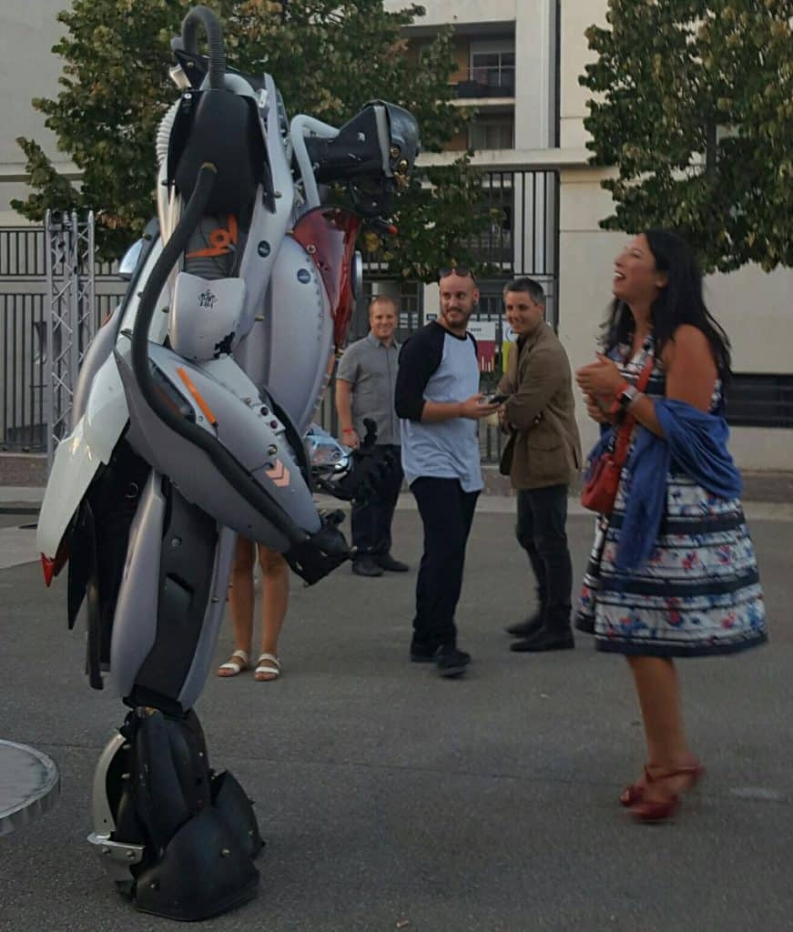 On a même aperçu Aurore Sun, responsable de l'Agence Spark Relations Publics et du réseau FCE Femmes chef d'entreprise, danser avec un robot !
