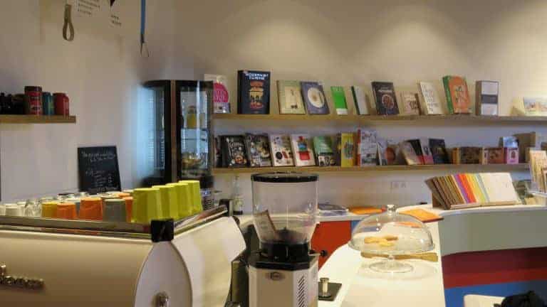 Plongez dans l'univers insolite des librairies-salons de thé