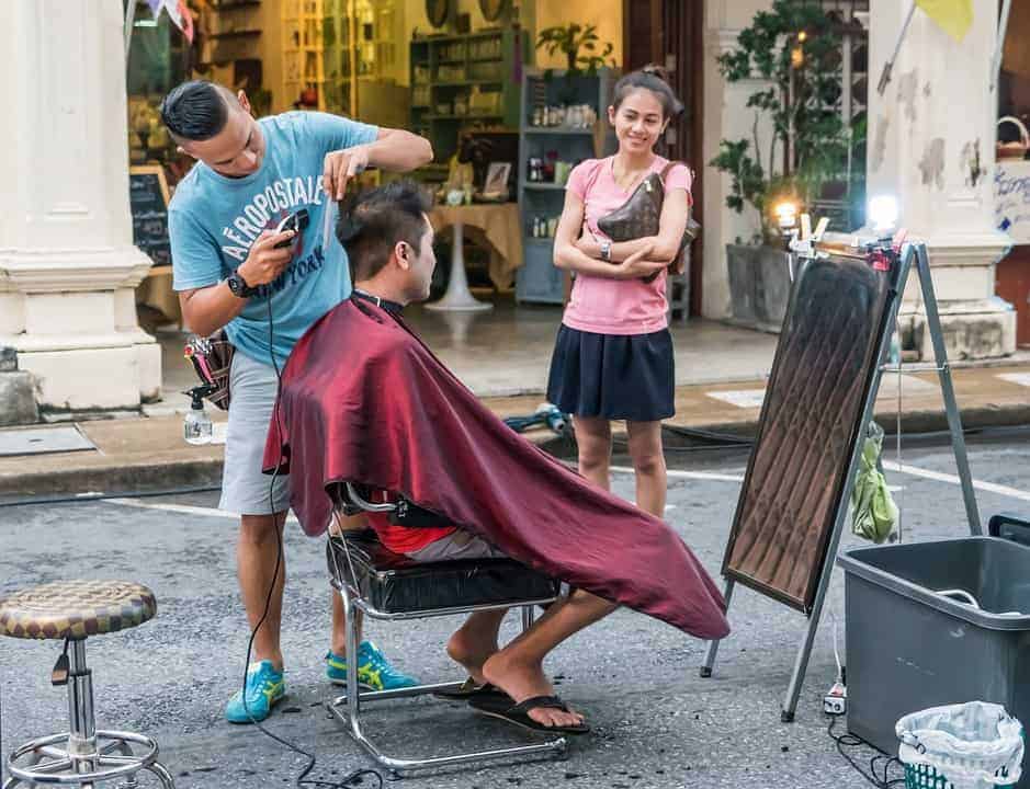 , Coiffeurs de rue – Des coupes de cheveux gratuites pour les sans abris à Aix et La Ciotat, Made in Marseille