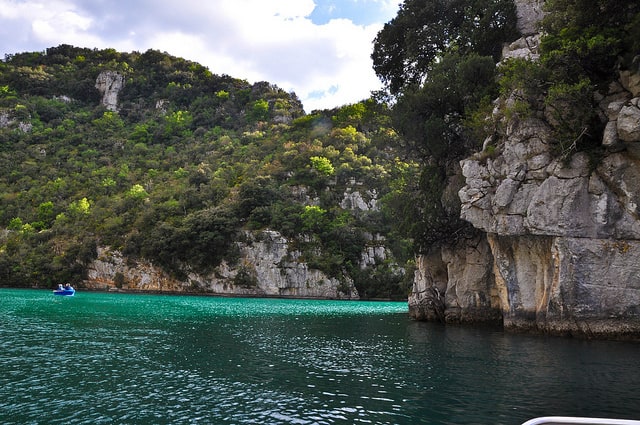 , Le lac d’Esparron, baignade dans un lieu mystérieux, sauvage et escarpé, Made in Marseille