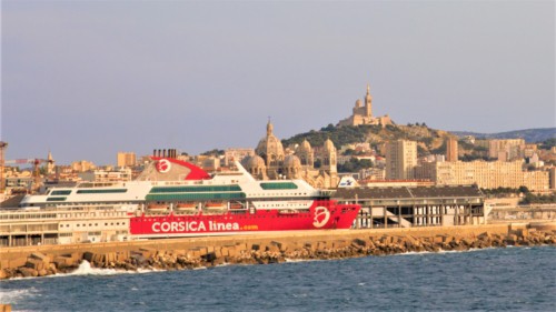 navire corsica linea port de marseille