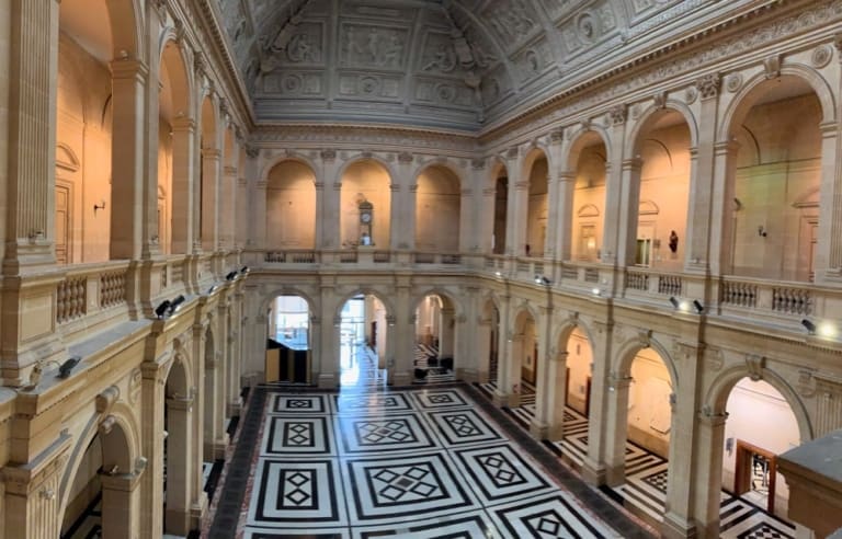 Une soirée House insolite dans le hall du Palais de la Bourse à ...