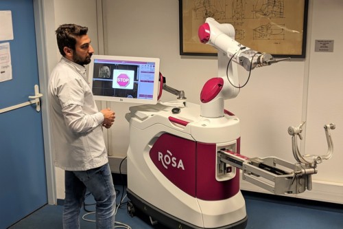 , ROSA, le robot qui traite la maladie de Parkinson à la Timone, Made in Marseille