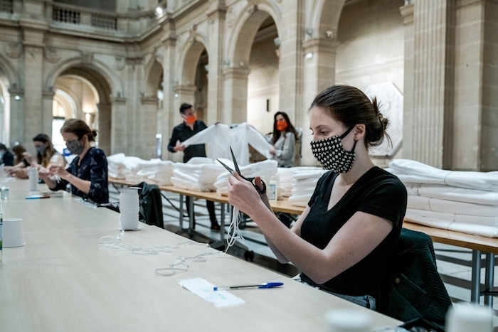 , A Marseille, le Palais de la Bourse transformé en « usine » de masques et surblouses, Made in Marseille