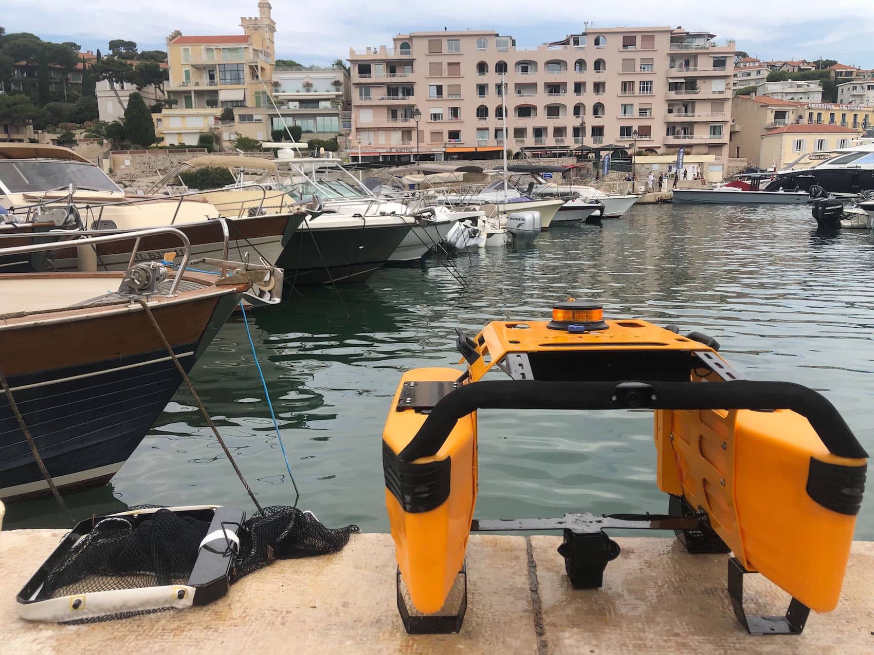 , Vidéo &#8211; Le Jellyfishbot s&#8217;équipe de filets revalorisés pour récupérer les déchets marins, Made in Marseille