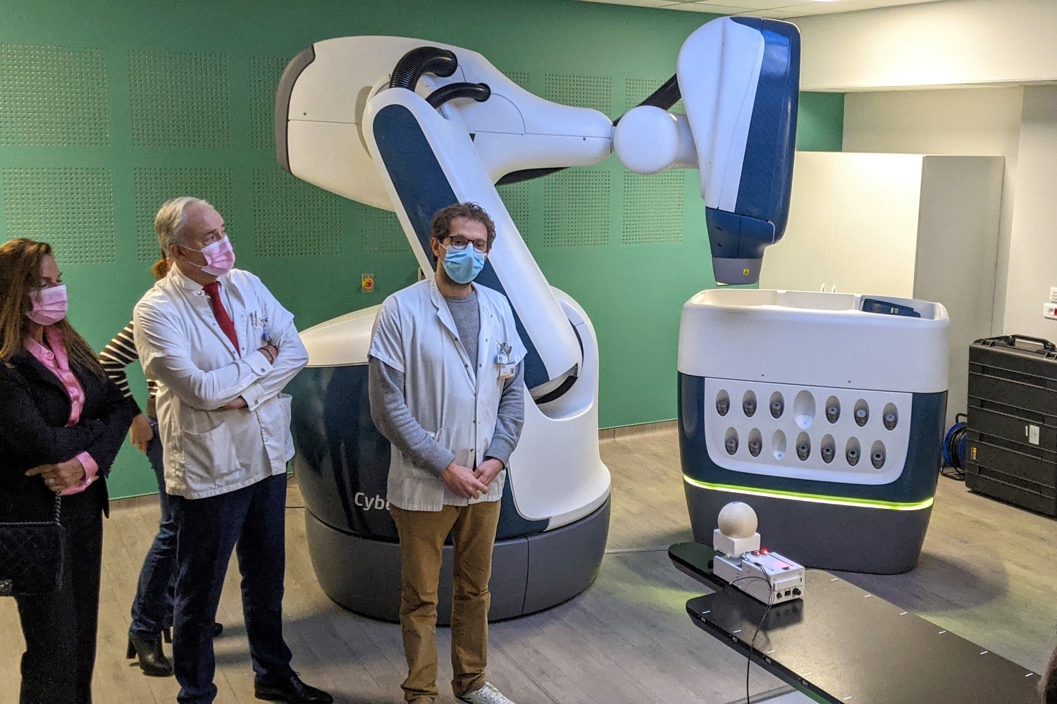 , CyberKnife : un robot ultra-moderne pour révolutionner le traitement du cancer à l&rsquo;Hôpital Nord, Made in Marseille