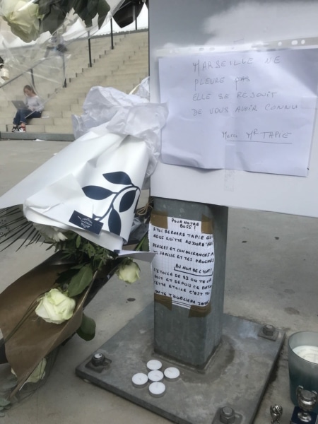 , En images : Les Marseillais clament leur amour à Bernard Tapie devant le Vélodrome, Made in Marseille