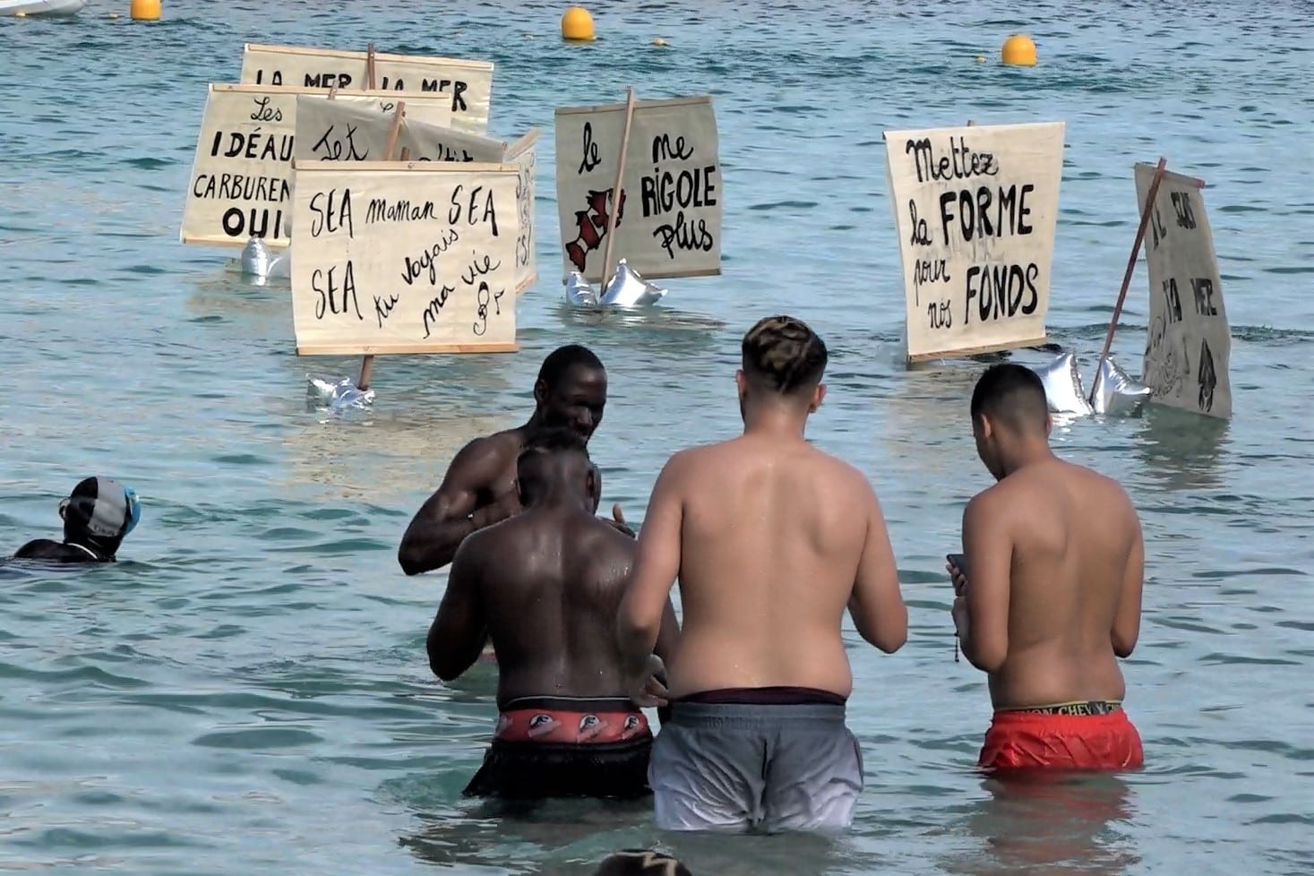 , Insolite : manifestation aquatique et humoristique du peuple marin aux Catalans, Made in Marseille