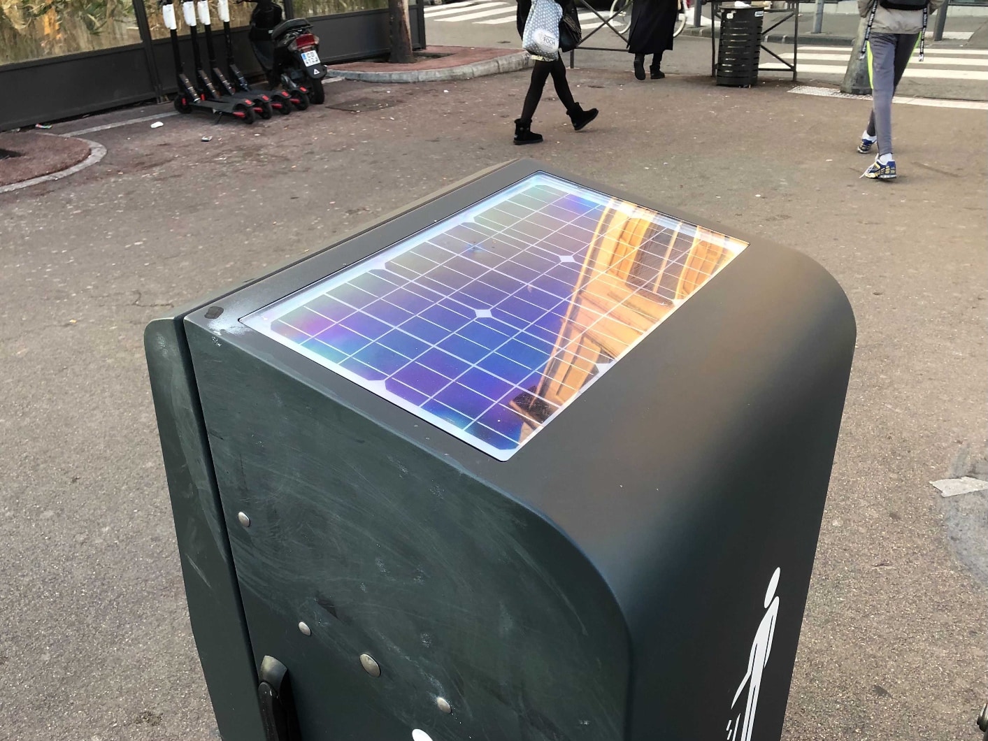 Des poubelles solaires et connectées installées à Marseille