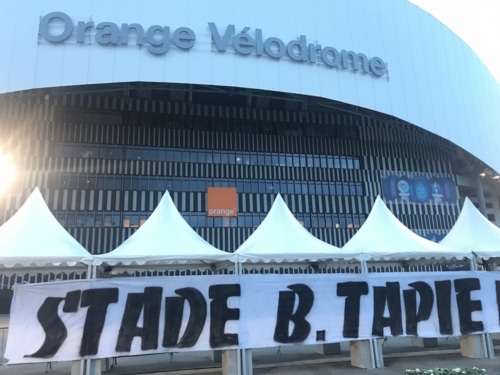 , En images : Les Marseillais clament leur amour à Bernard Tapie devant le Vélodrome, Made in Marseille
