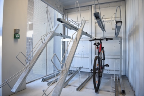 , Un conteneur  autonome en énergie, transformé en parking à vélos au pied de la tour CMA CGM, Made in Marseille
