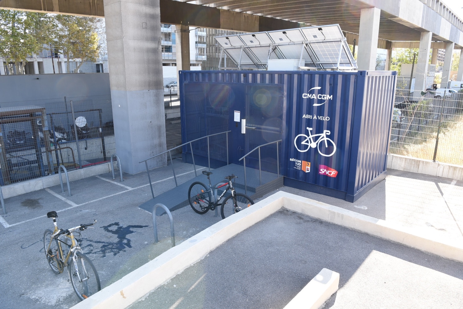 , Un conteneur  autonome en énergie, transformé en parking à vélos au pied de la tour CMA CGM, Made in Marseille