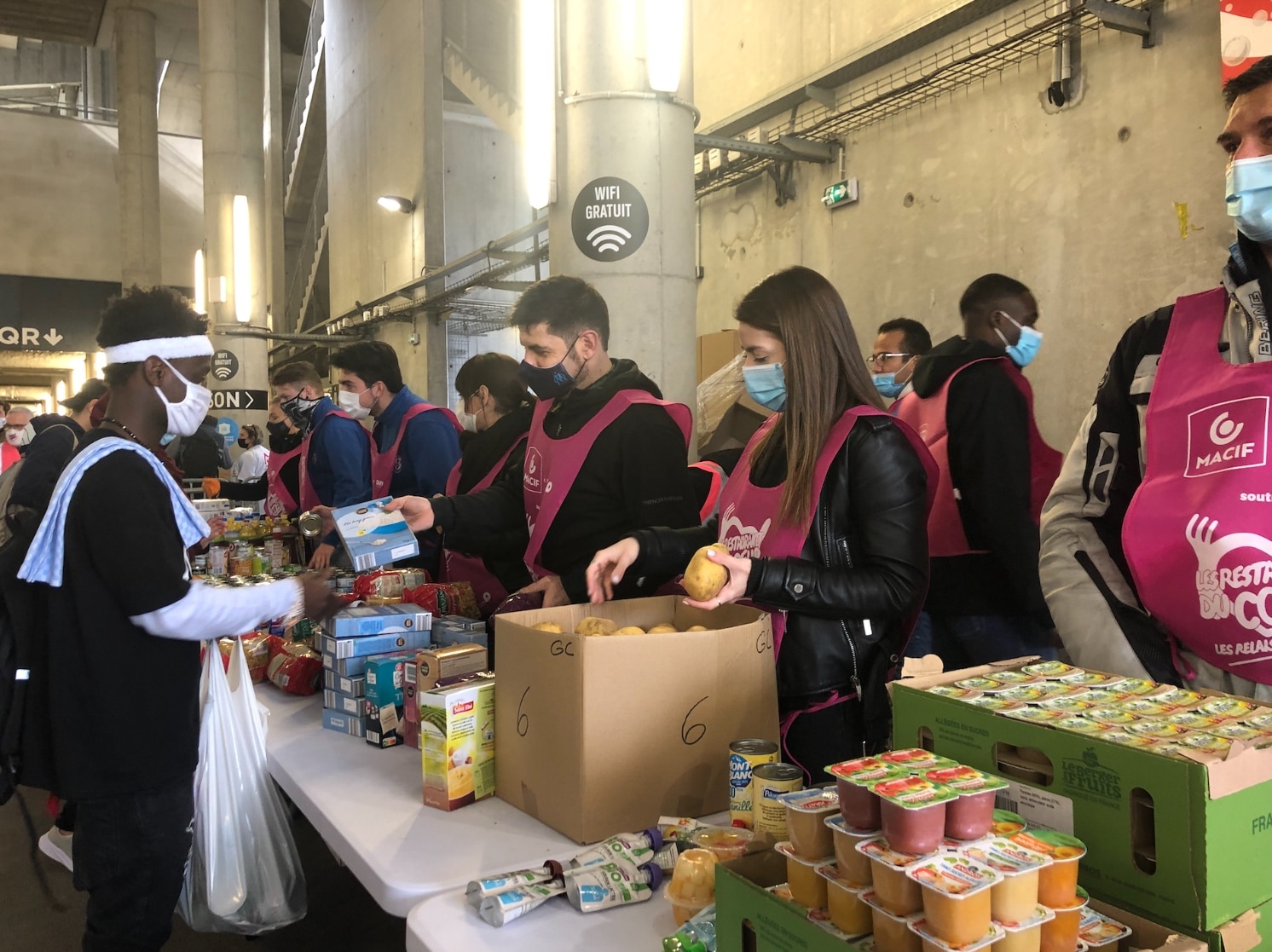 , Au Vélodrome, les Restos du Coeur distribuent 500 colis alimentaires aux étudiants, Made in Marseille