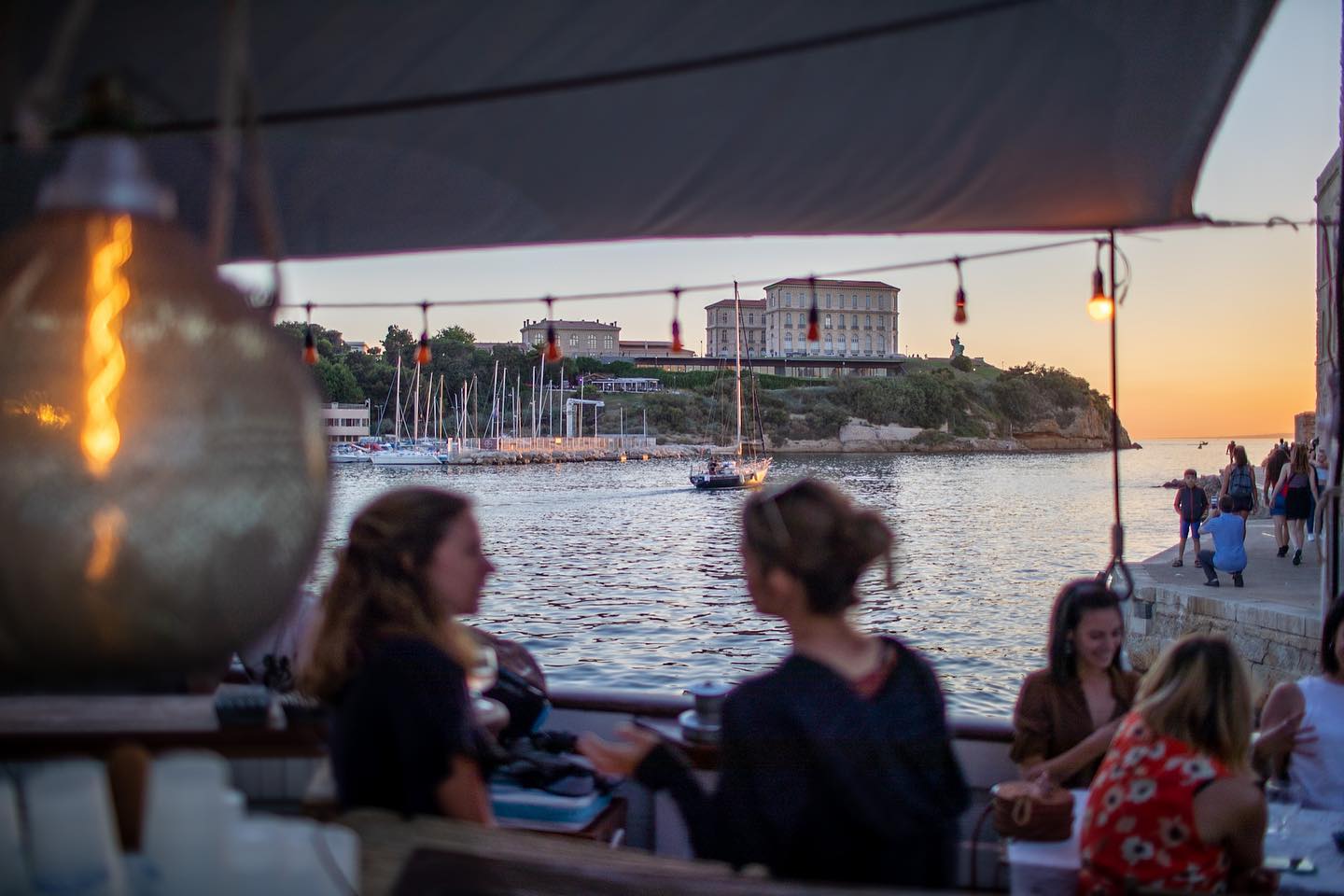 , Le bar sur la mer du fort Saint-Jean accueille de nouveau les Marseillais pour ses apéros à quai, Made in Marseille