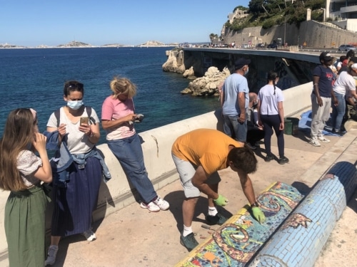 , Vidéo &#8211; Le banc de la Corniche Kennedy continue de se couvrir de mosaïques, Made in Marseille