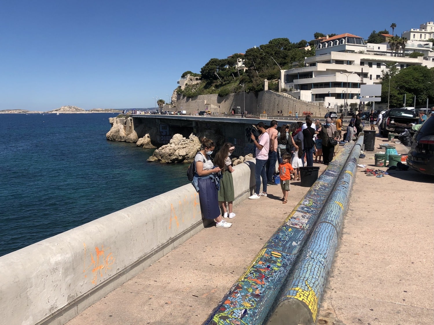 , Vidéo &#8211; Le banc de la Corniche Kennedy continue de se couvrir de mosaïques, Made in Marseille