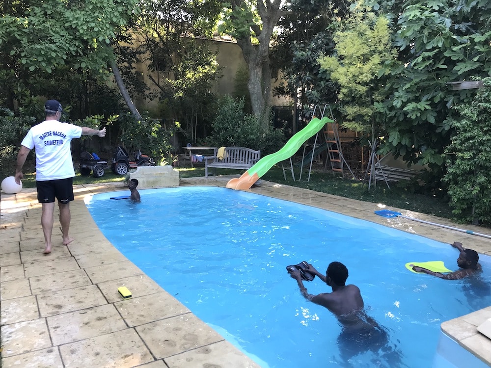 , Des particuliers prêtent leur piscine pour apprendre aux jeunes des quartiers à nager, Made in Marseille