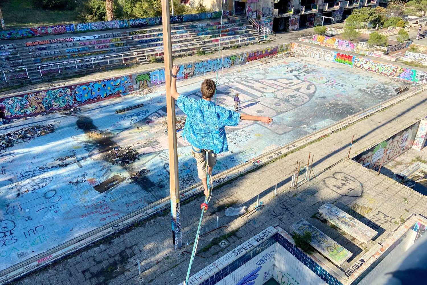 , Slackline : une performance de funambule au dessus de la piscine abandonnée de Luminy, Made in Marseille