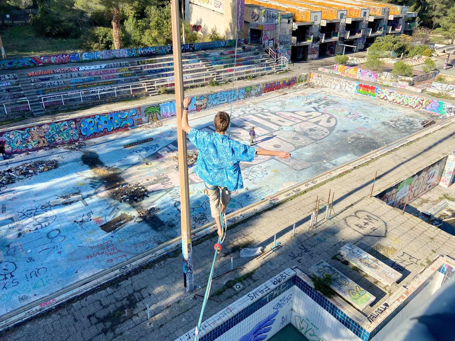 , Slackline : une performance de funambule au dessus de la piscine abandonnée de Luminy, Made in Marseille