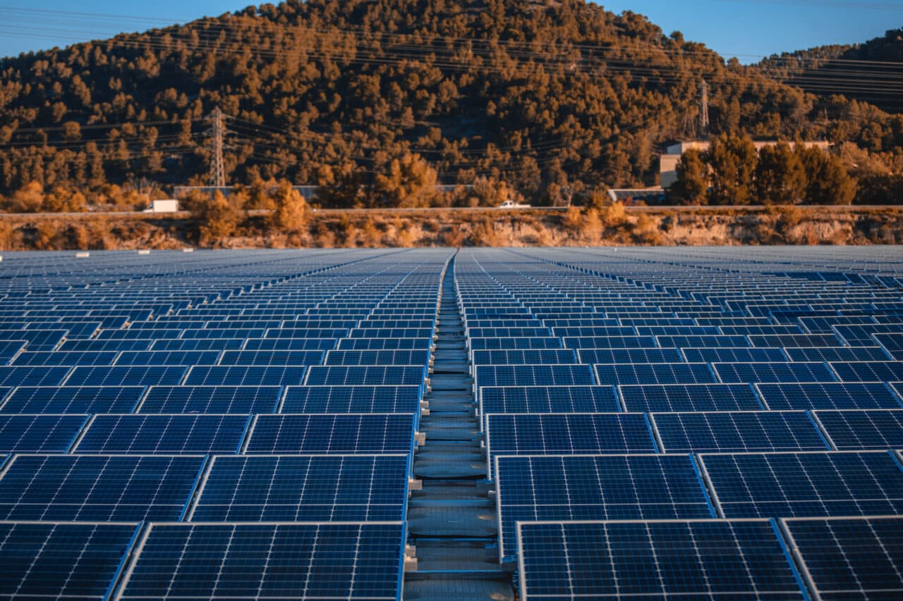 parc solaire flottant, Vidéo | Le premier parc solaire flottant des Bouches-du-Rhône est à Peyrolles, Made in Marseille