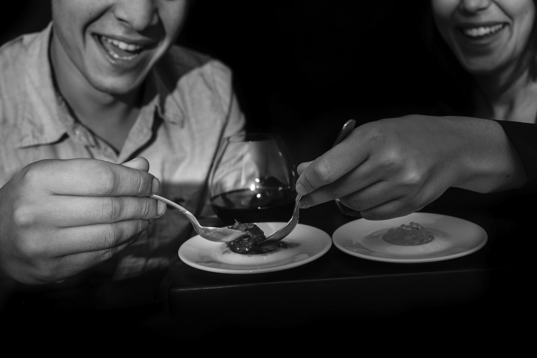 dans le noir ?, Vidéo | Éveillez vos sens avec les dîners dans le noir au restaurant Le République, Made in Marseille
