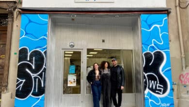 Charlotte, Jade et Alex devant la boutique Big Splash
