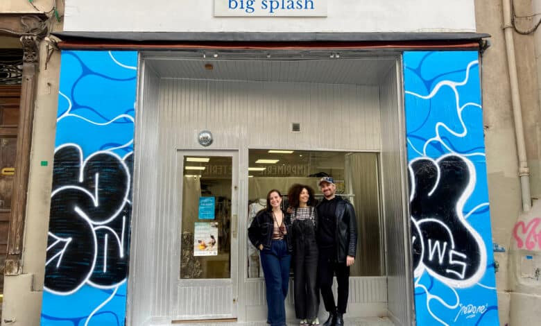 Charlotte, Jade et Alex devant la boutique Big Splash