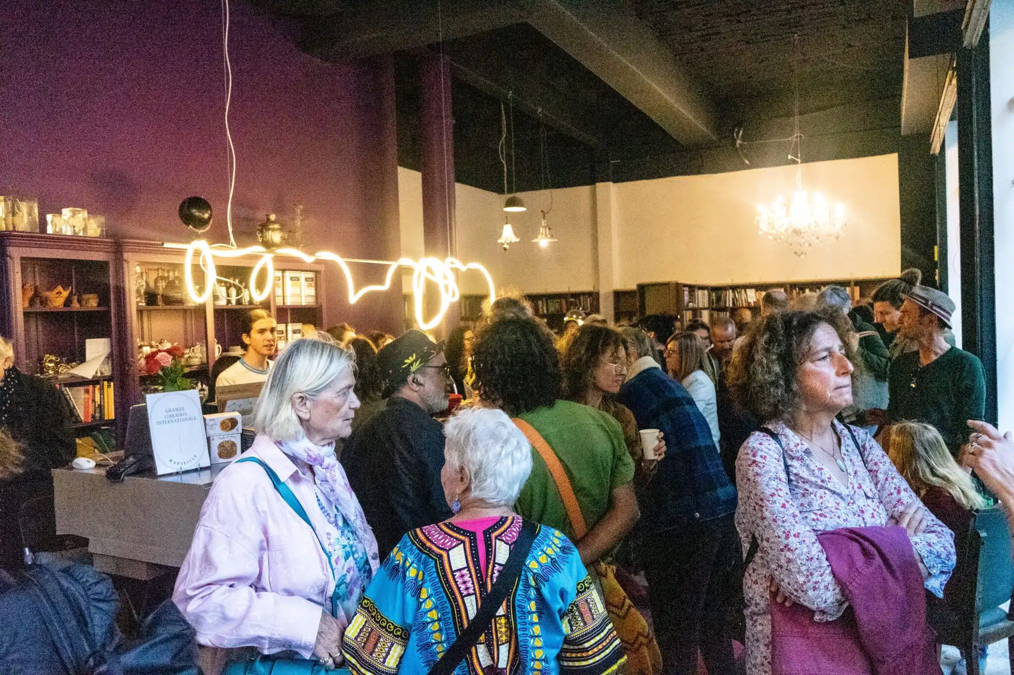 librairie internationale, Vidéo | À Belsunce, la Grande Librairie Internationale s’impose comme un lieu de vie culturel, Made in Marseille