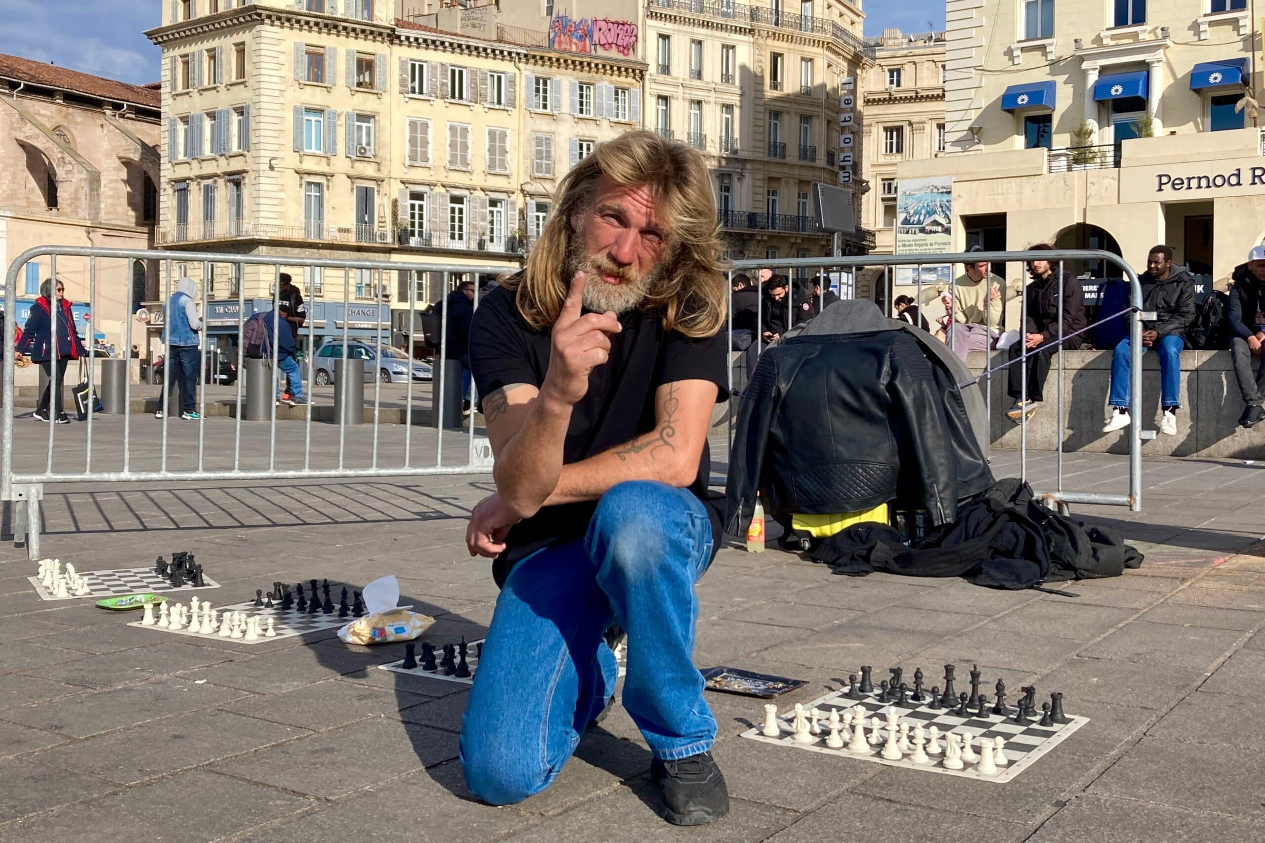 Laurent sans abri, Vidéo | Laurent, sans-abri et as des échecs, défie les Marseillais dans la rue, Made in Marseille