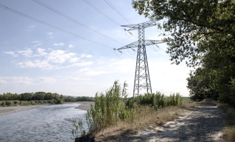 ligne aérienne haute tension vers fos