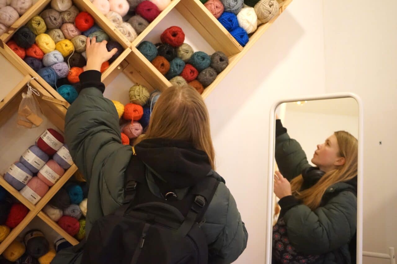 tricot, Aux abords du cours Julien, un café aiguille les amateurs de tricot et de crochet, Made in Marseille