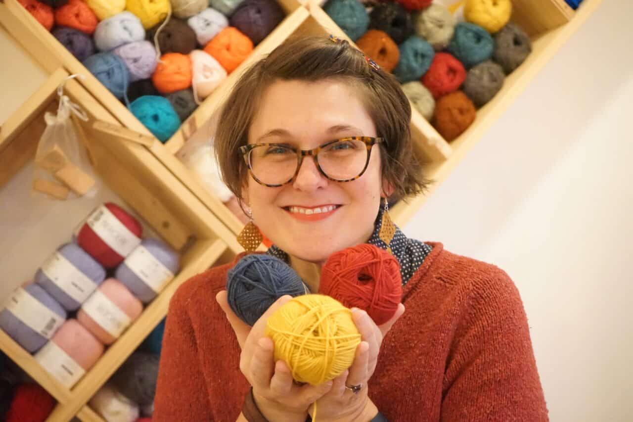 tricot, Aux abords du cours Julien, un café aiguille les amateurs de tricot et de crochet, Made in Marseille