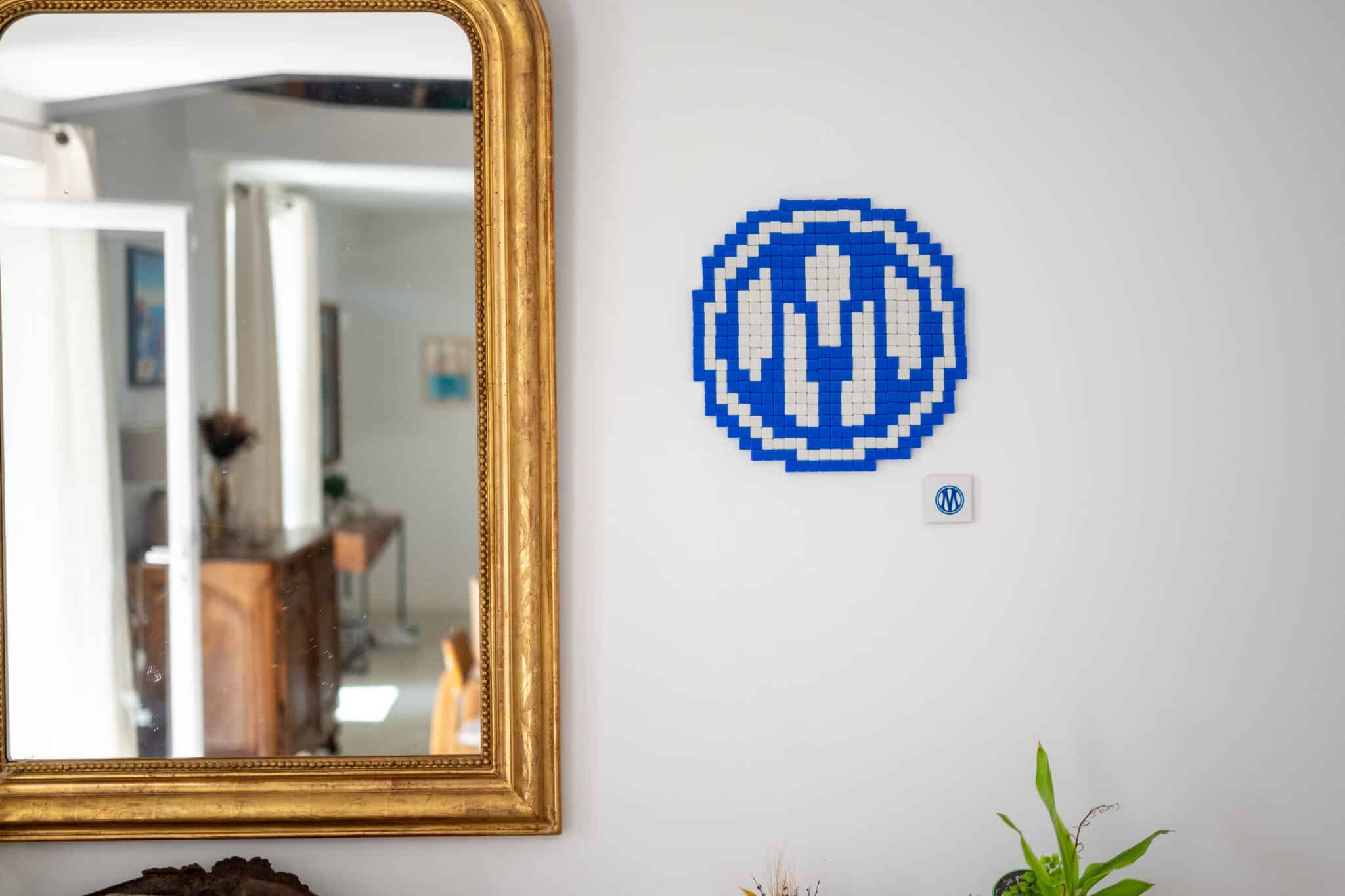 OM, Ce cr&eacute;ateur marseillais d&eacute;cline les symboles de l&rsquo;OM en mosa&iuml;ques pour d&eacute;corer vos int&eacute;rieurs, Made in Marseille