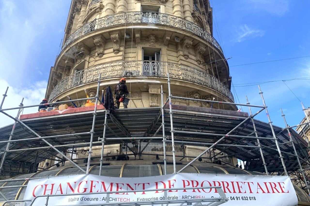La samaritaine, Sur le Vieux-Port, l’embl&eacute;matique brasserie La Samaritaine se refait une beaut&eacute;, Made in Marseille