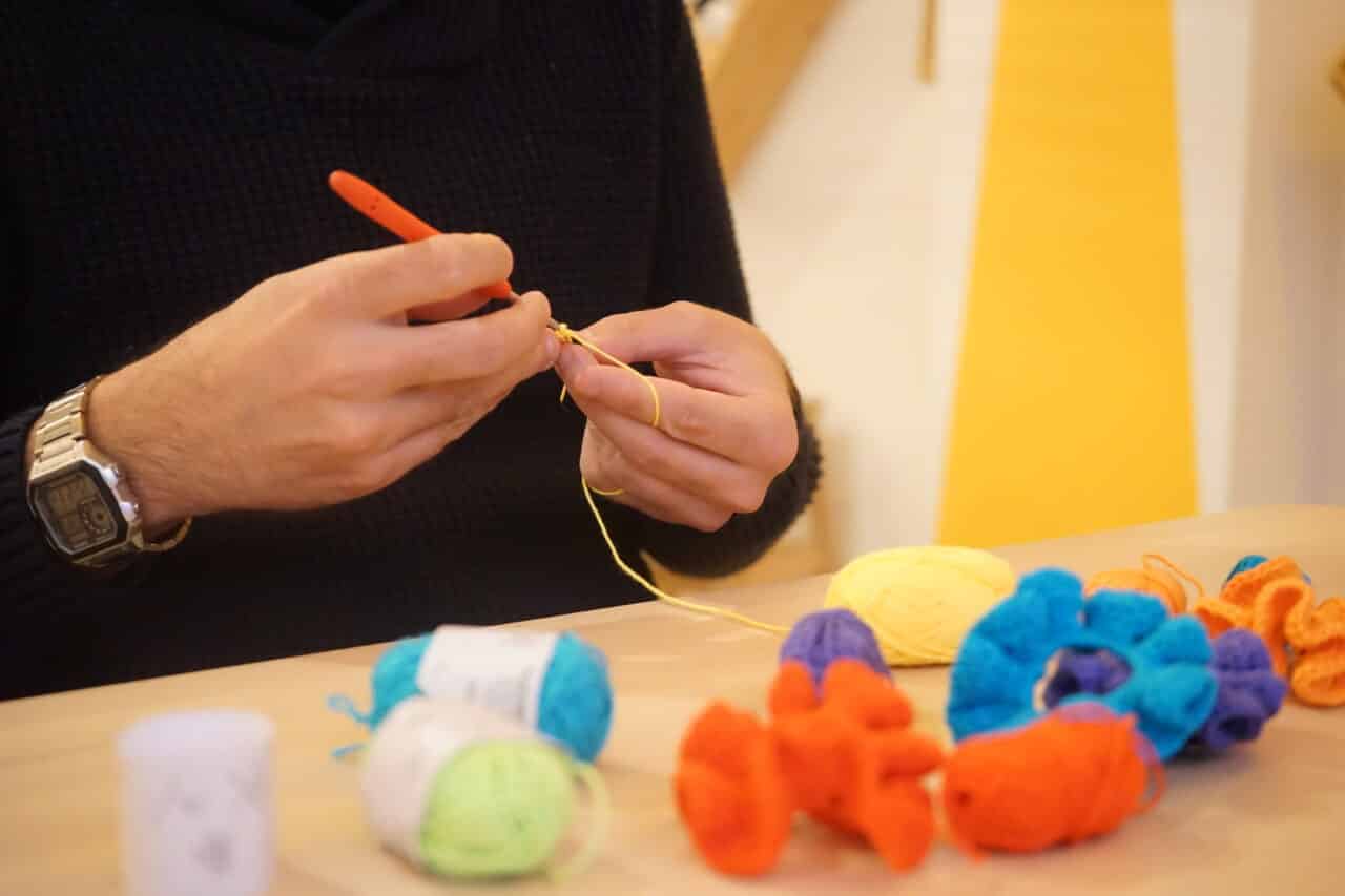 tricot, Aux abords du cours Julien, un café aiguille les amateurs de tricot et de crochet, Made in Marseille