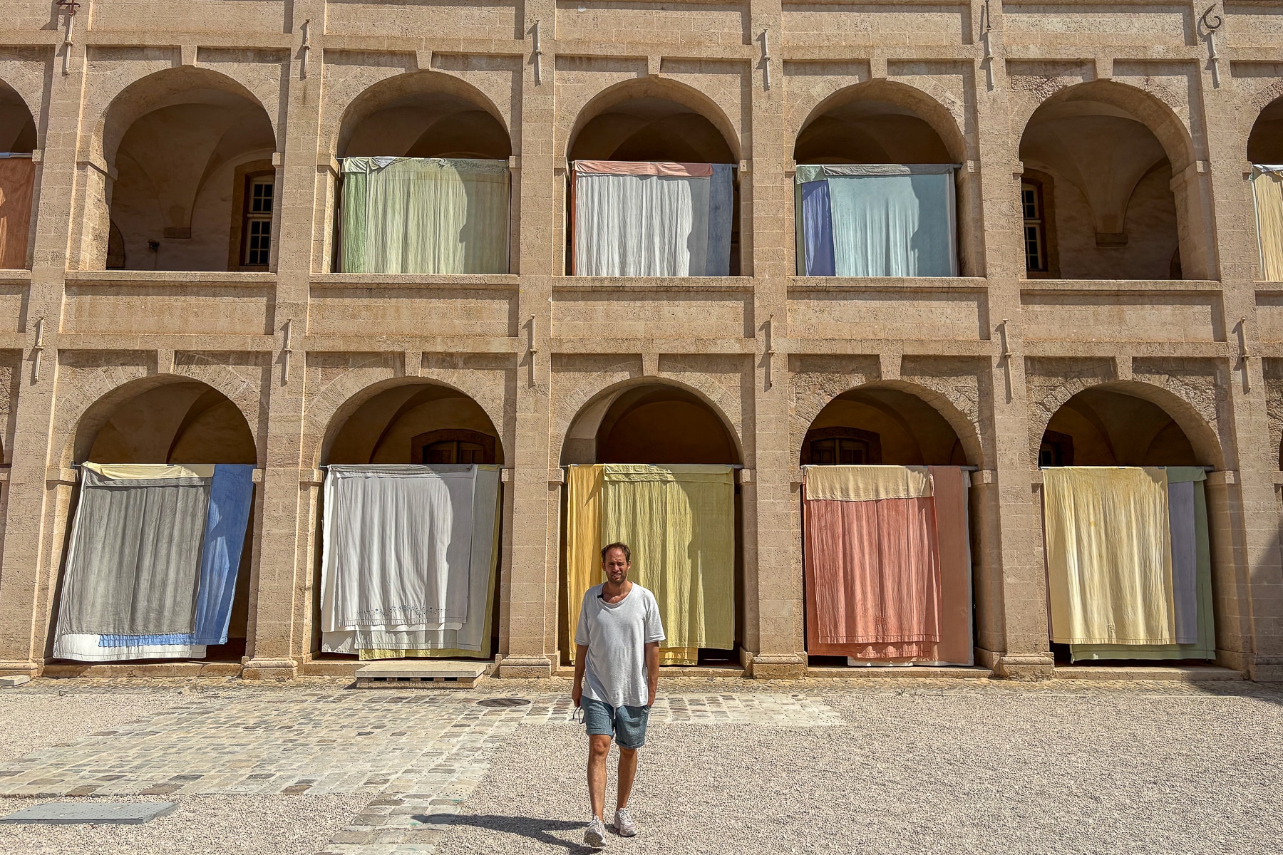 adrien vescovi, Vid&eacute;o | Que vont devenir les 600 draps teints expos&eacute;s &agrave; la Vieille Charit&eacute; par Adrien Vescovi ?, Made in Marseille