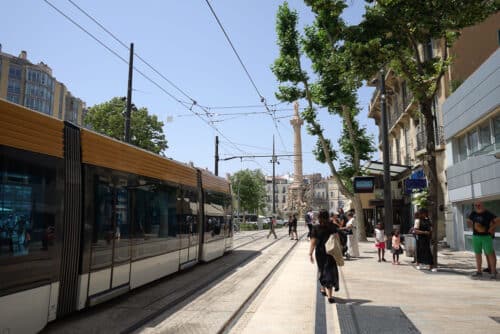 la place, En images | La place Castellane inaugurée dévoile son nouveau banc design, Made in Marseille