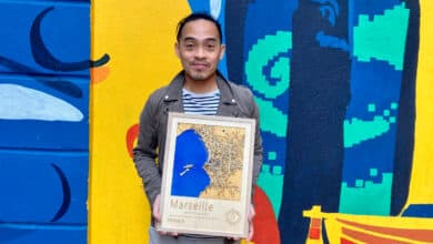 Soun et sa carte de Marseille réalisée au découpage laser