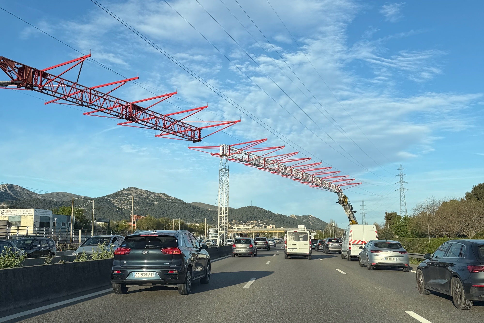 A50, Que font ces grandes grues m&eacute;talliques au-dessus de l&rsquo;autoroute A50 ?, Made in Marseille