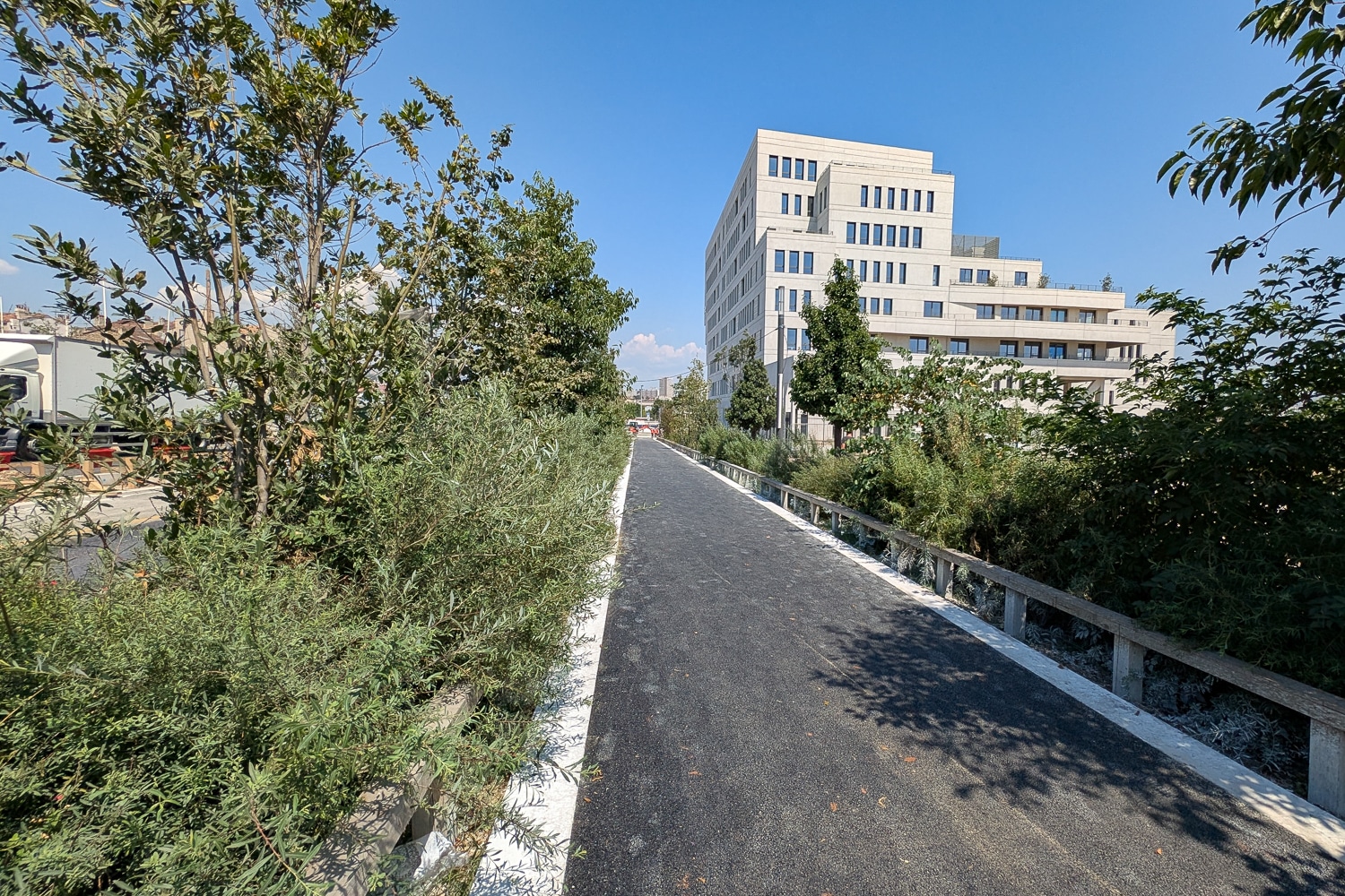 aux puces, En images | Devant le marché aux puces, la transformation de Cap-Pinède touche au but, Made in Marseille
